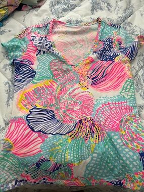Lilly Pulitzer V-Neck Shell Print Tee in Pink, Aqua & Navy